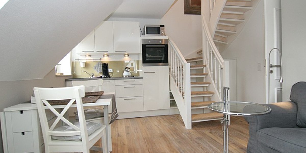Ansicht Küche mit Blick auf  die Treppe