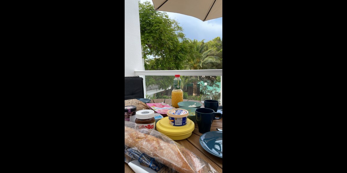 Frühstück auf dem Balkon