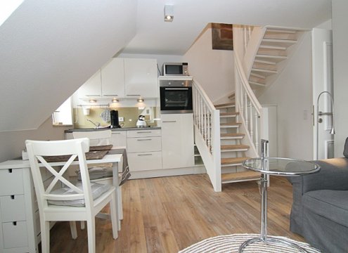 Ansicht Küche mit Blick auf  die Treppe